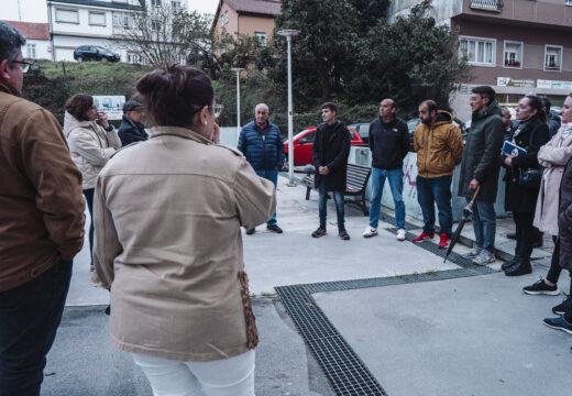 Membros do equipo de goberno reúnense coa veciñanza da rúa Irmandiños